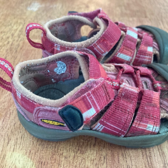 Keen toddler girl size 5 waterproof hiking sandals - Picture 3 of 5